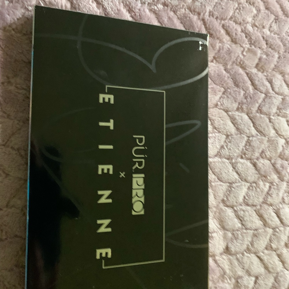 PÜR Pro x Etienne Eyeshadow Palette